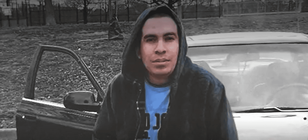 De acuerdo con la versión de ICE,
<b><a href="https://www.univision.com/local/chicago-wgbo/inmigrante-mexicano-muerto-ice-chicago-silverio-villegas-gonzalez-franklin-park" target="_blank">Silverio</a> intentó evadir la detención acelerando su vehículo y atropellando a un agente, lo que llevó a los oficiales a responder con disparos. Silverio fue trasladado al hospital, donde murió.</b>
<br>
<br>El Departamento de Seguridad Nacional (DHS) señaló que el agente “temió por su vida”. Peo días después se reveló un video de una cámara corporal de un policía que llegó al lugar cuando ocurrió todo y reveló que las lesiones del agentes habían sido menores.