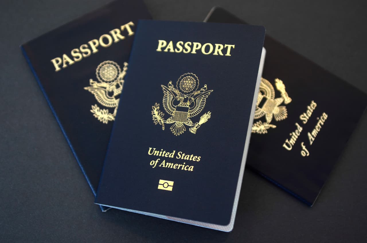 <h3 class="cms-H3-H3">Cuatro opciones para solicitar el pasaporte en tarjeta</h3>
<br>
<br>1. Presenta la solicitud por primera vez desde la
<a href="https://travel.state.gov/content/travel/en/passports/need-passport/apply-in-person.html" target="_blank">página oficial de aplicación</a>.
<br>
<br>2. Haz la solicitud para tus hijos o personas
<a href="https://travel.state.gov/content/travel/en/passports/need-passport/under-16.html" target="_blank">menores de 16 años</a>.
<br>
<br>3. Renueva tu pasaporte como adulto
<a href="https://travel.state.gov/content/travel/en/passports/have-passport/renew.html" target="_blank">por correo</a>.
<br>
<br>4.
<a href="https://travel.state.gov/content/travel/en/passports/have-passport/change-correct.html" target="_blank">Cambia tu nombre o corrige un error</a> en el documento.