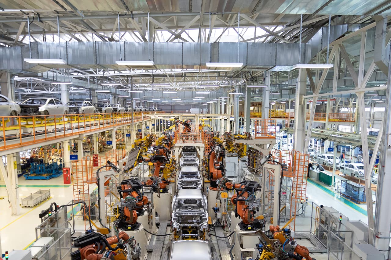 <b>Industria automotriz.</b> Cuatro de cada cinco automóviles fabricados en el mundo dependen de partes hechas en China y la industria ha comenzado a verse afectadde suministro. Por otra parte, la demanda de automóviles ha disminuido desde el comienzo de la crisis por el coronavirus y las acciones de General Motors, Ford y Fiat Chrysler han perdido más del 25% de su valor desde principios de marzo. Esto pone en peligro los trabajos de los casi 1.3 millones de estadounidenses empleados en este campo.
<br>