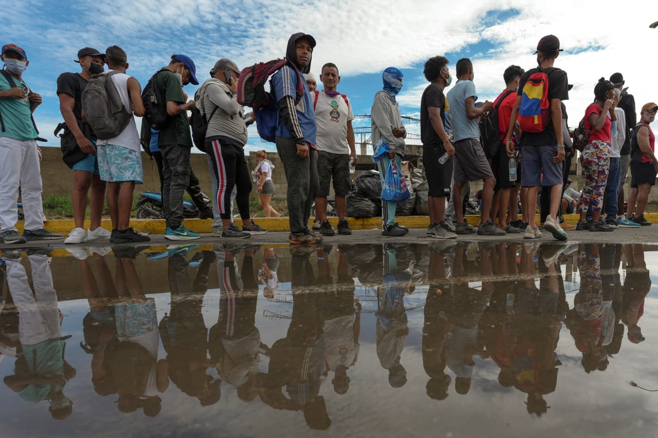 La gente hace fila durante horas bajo el sol para recibir ayuda humanitaria distribuida por el gobierno, en medio de la incertidumbre y la escasez de recursos básicos, días después del fuerte terremoto que sacudió el estado La Guaira, en Venezuela, el martes 30 de junio de 2026.
<br>
<br>La emergencia ha dejado viviendas dañadas, interrupciones en los servicios esenciales y una creciente necesidad de asistencia inmediata para las familias afectadas, que buscan alimentos, agua potable y atención médica mientras continúan las labores de evaluación y rescate en la zona.