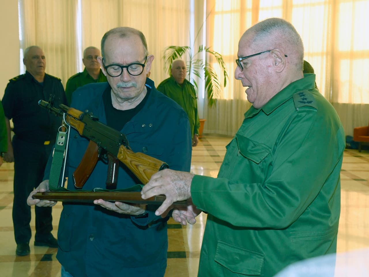 Silvio Rodríguez recibe fusil de combate AKM por parte de las Fuerzas Armadas Revolucionarias de Cuba