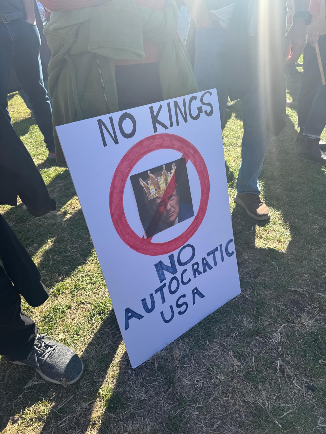 Personas con pancartas que rezan mensajes como
<b>“No kings” o “No dictadores”</b>, unidas a banderas arcoíris y símbolos de derechos LGTBQ+.