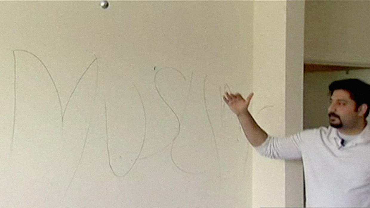 Una familia del condado de Fairfax, en Virginia, denunció que alguien había irrumpido en su apartamento dejando
<b>"F*ck musulmanes" en una pared</b> y llevándose
<b>sus registros de inmigración y valiosos regalos de boda</b>.