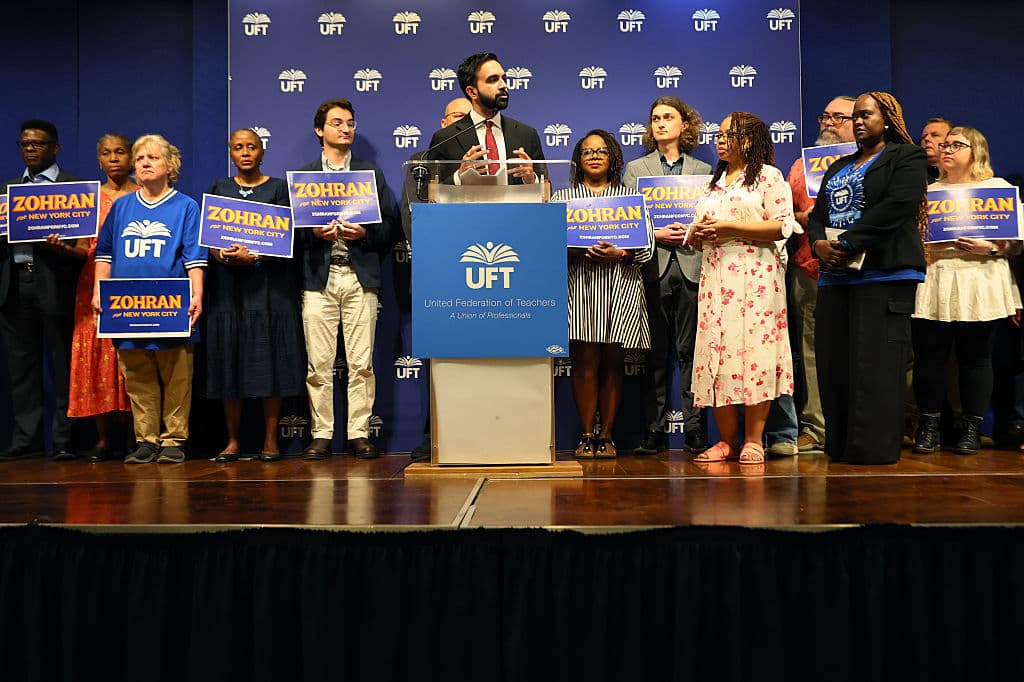 Estos respaldos se suman a otros apoyos importantes que Mamdani ya había recibido, incluyendo a los representantes Alexandria Ocasio-Cortez, Nydia Velázquez y Jerrold Nadler. Otros líderes demócratas como el representante Hakeem Jeffries y el senador Chuck Schumer aún no han respaldado a ningún candidato.