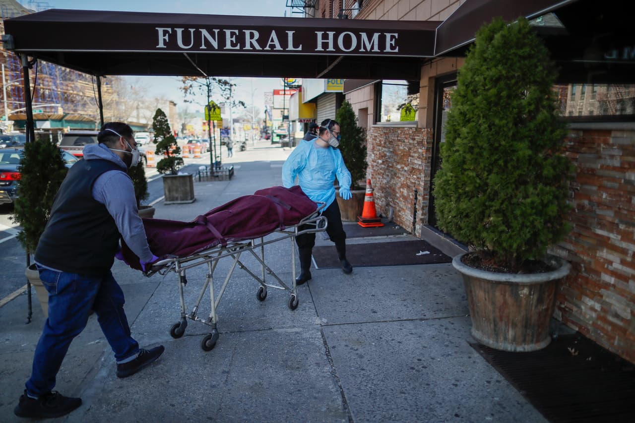 Empleados transportan un cuerpo hacia la funeraria "Daniel J. Schaefer", ubicada en Brooklyn, uno de los condados que ha presentado el mayor número de casos de coronavirus desde que comenzó la crisis.