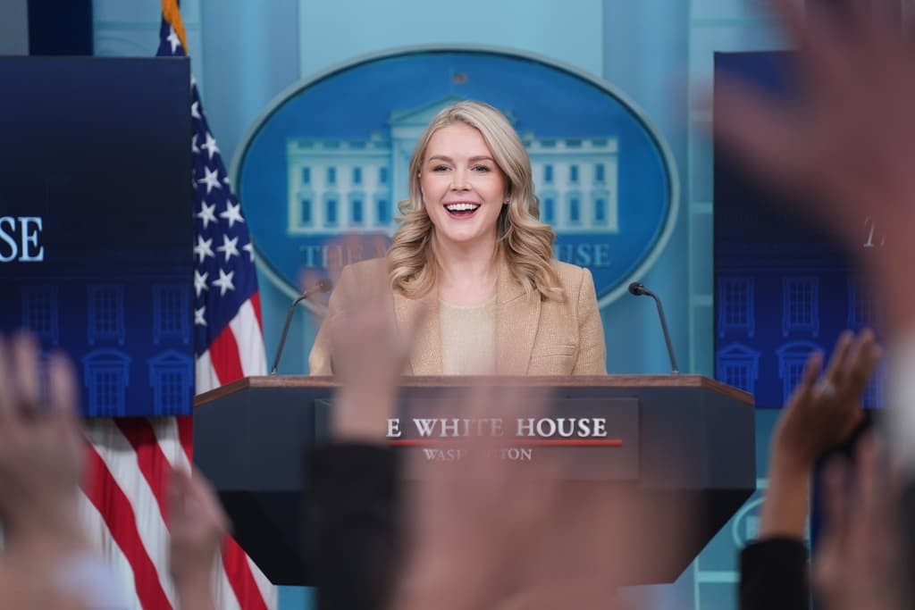 La secretaria de prensa de la Casa Blanca, Karoline Leavitt, habla durante una rueda de prensa en la Casa Blanca, el lunes 1 de diciembre de 2025, en Washington.