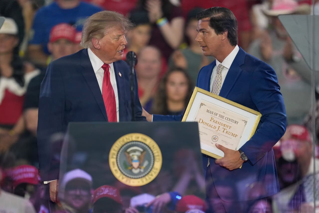 Donald Trump recibe un reconocimiento como “El hombre del siglo” durante un mitin republicano en Iowa