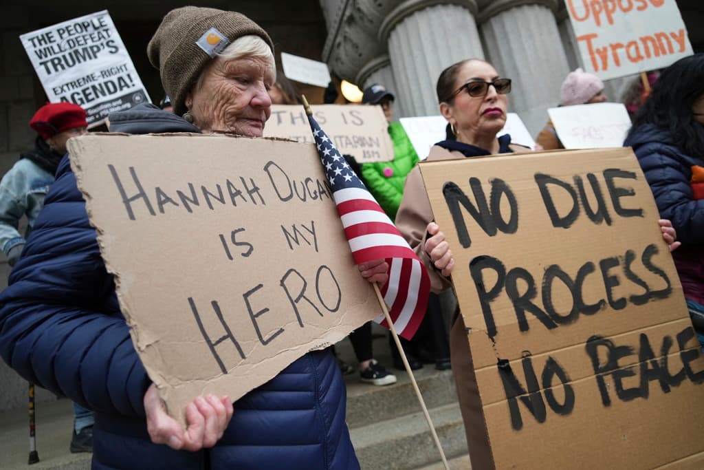 El caso de la jueza Dugan: la nueva política de ICE de arrestar inmigrantes en tribunales hace que las comunidades se sientan menos seguras