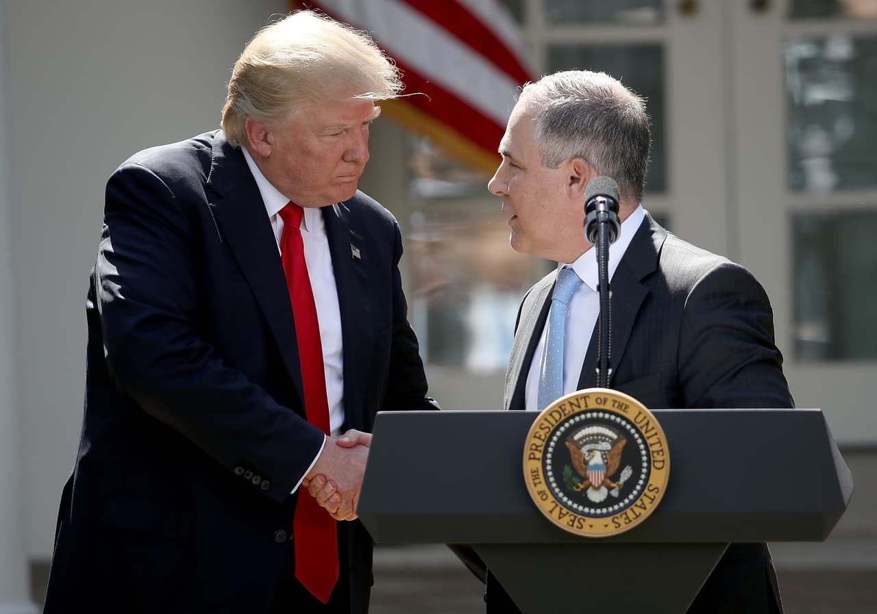 <b>14 de abril</b> - En una entrevista con
<i>Fox and Friends</i>, el administrador de la EPA, Scott Pruitt, anticipa que se oponía personalmente al Acuerdo de París, el pacto internacional para combatir el cambio climático negociado en 2015. Pruitt calificó al pacto como "un mal negocio para Estados Unidos".