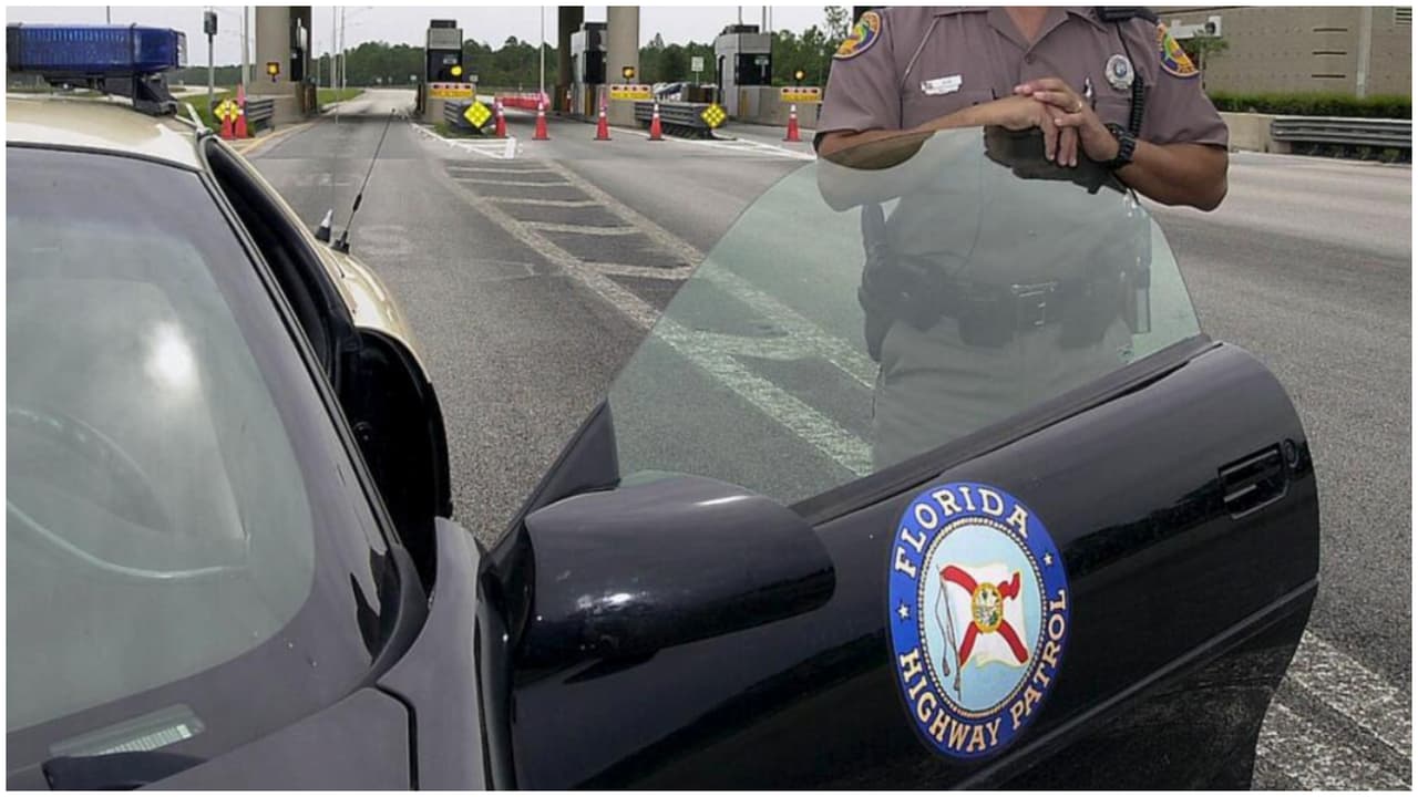 Patrulla de Carreteras de Florida informó que un oficial disparó a una mujer que lo atacó en la 836