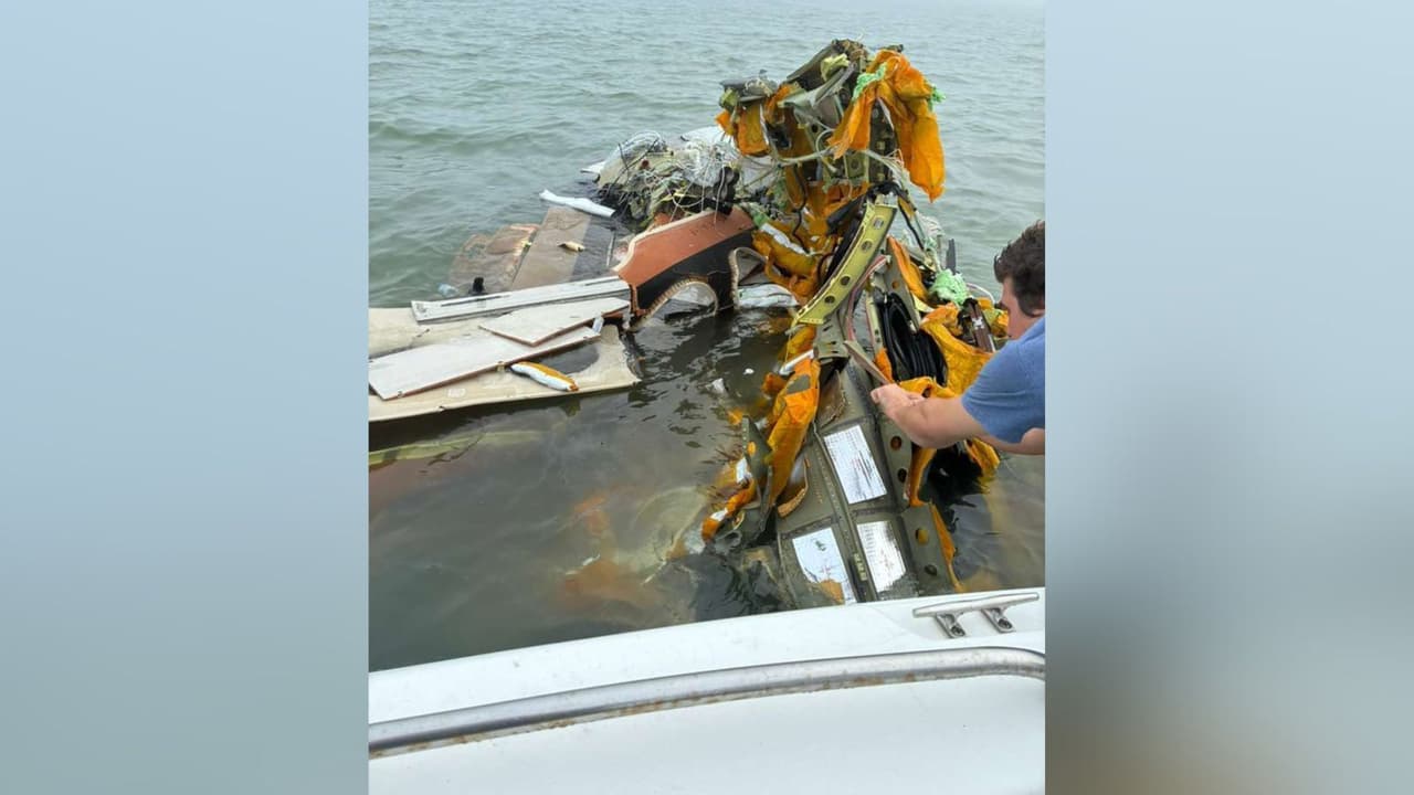 Las imágenes del operativo reflejan la magnitud de la respuesta binacional, mientras continúan las investigaciones encabezadas por la
<b>Administración Federal de Aviación </b>para determinar las causas del siniestro. Autoridades mexicanas mantienen coordinación con el
<b>Consulado de México en Houston</b> para apoyar a las familias.
<br>