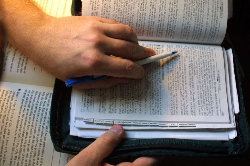 Así fue cómo un 'padre de familia frustrado' llevó a escuelas de Utah a prohibir la biblia... por "vulgar"