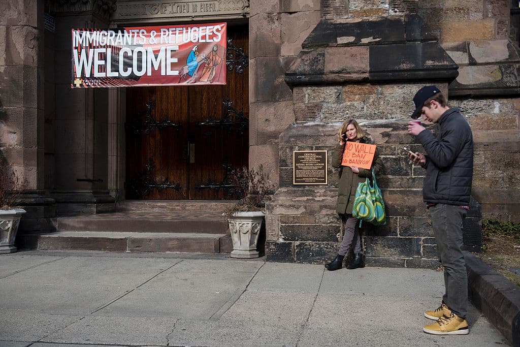La dura batalla entre una iglesia 'santuario' y un alcalde que quiere obligarla a colaborar con ICE
