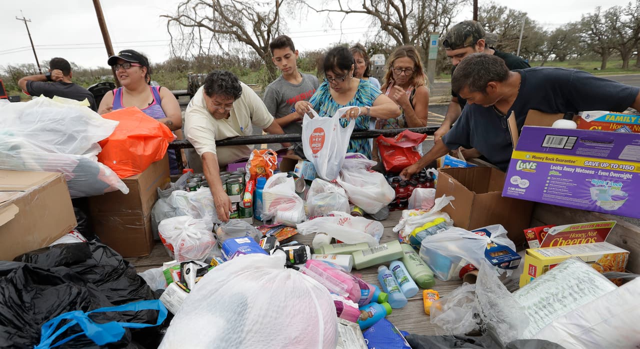 Residentes de Rockport reciben donaciones de insumos básicos.