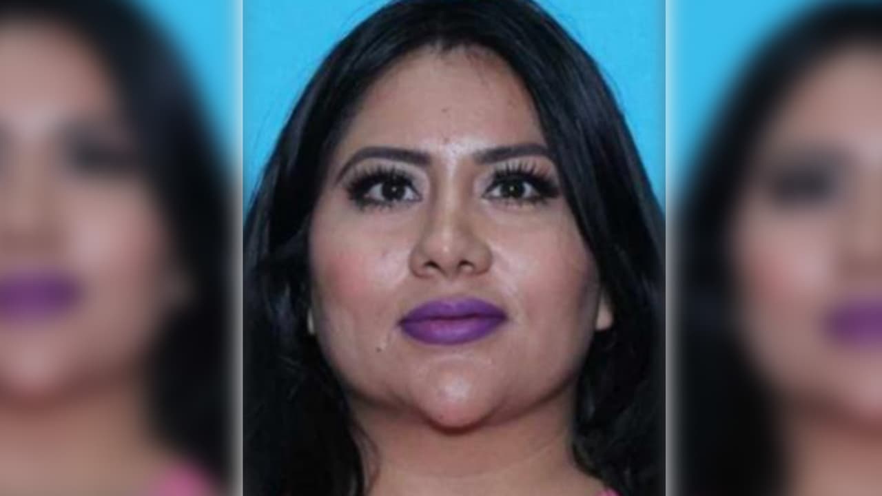 <b>Blasa Guadalupe Palomo </b>es una empresaria de 38 años que reside en Laredo, Texas. Tiene ojos color marrón, cabello largo negro, mide cerca de 1.60 metros de altura (5'2") y pesa unos 91 kilogramos (200 libras).
<br>
<br>Lleva un
<b>tatuaje de “Medusa” en el hombro </b>y otro
<b>tatuaje de una serpiente en el antebrazo. </b>
<br>
<br>La última vez que fue vista, vestía una camiseta, pantalones y tenis negros.