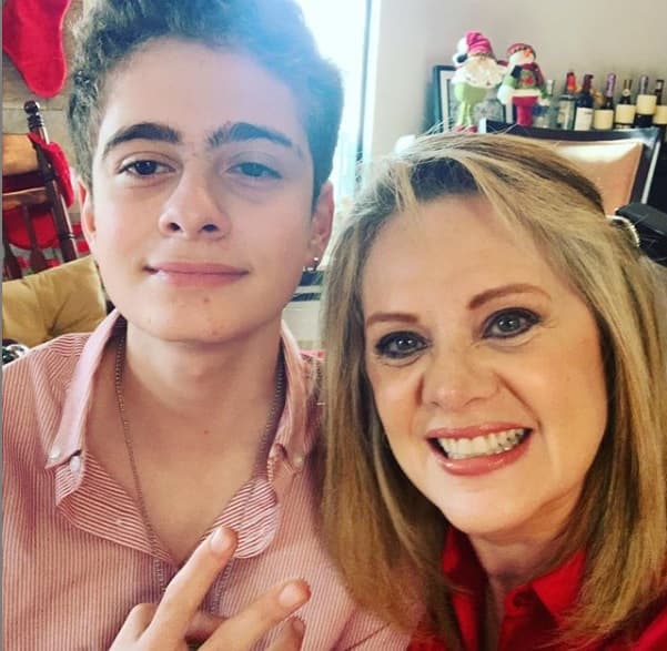 “Es una fregona porque ella sola, trabajando duro, me sacó adelante con amor. Estoy feliz y agradecido por ello”, afirmó.