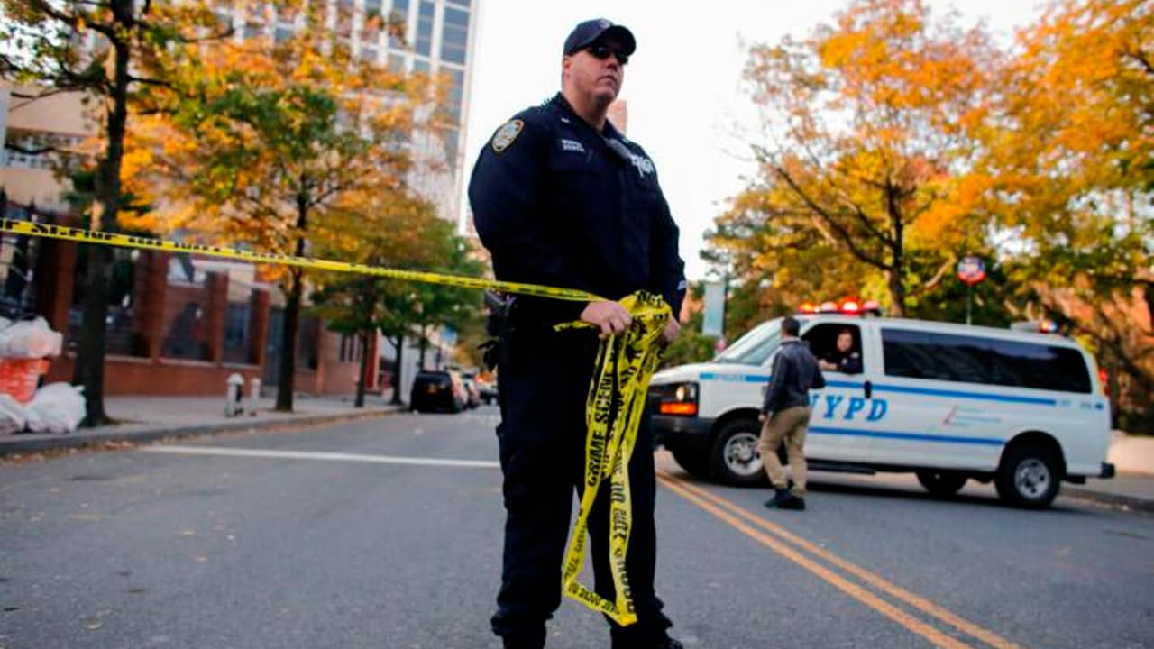 Incidente de violencia doméstica deja un muerto tras enfrentamiento con policías en Queens