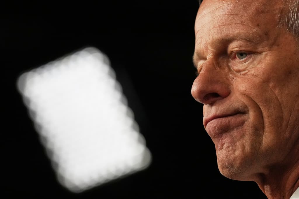 El líder de la mayoría en el Senado, John Thune, republicano por Dakota del Sur, habla con periodistas en el Capitolio en Washington, el 30 de septiembre de 2025, mientras el gobierno de Estados Unidos está al borde del primer cierre federal en casi siete años.