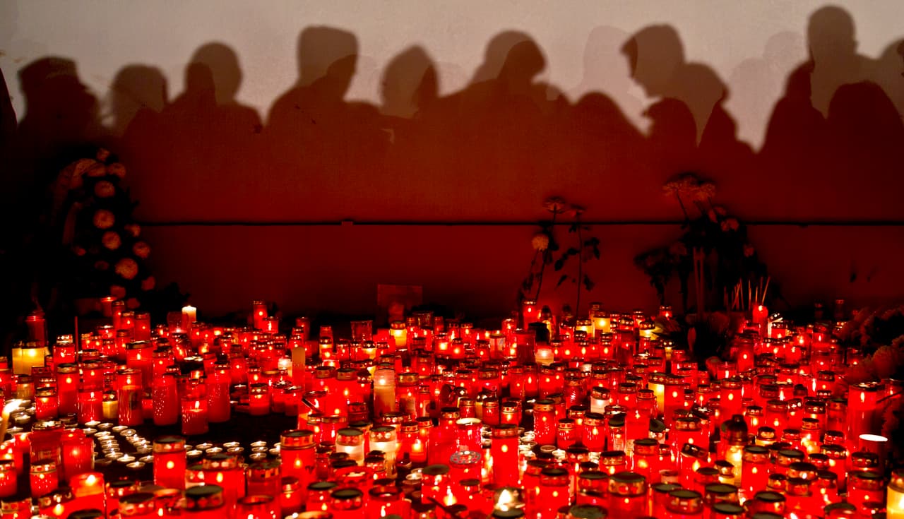 Sube a 30 el número de muertos en el incendio en un club de Bucarest