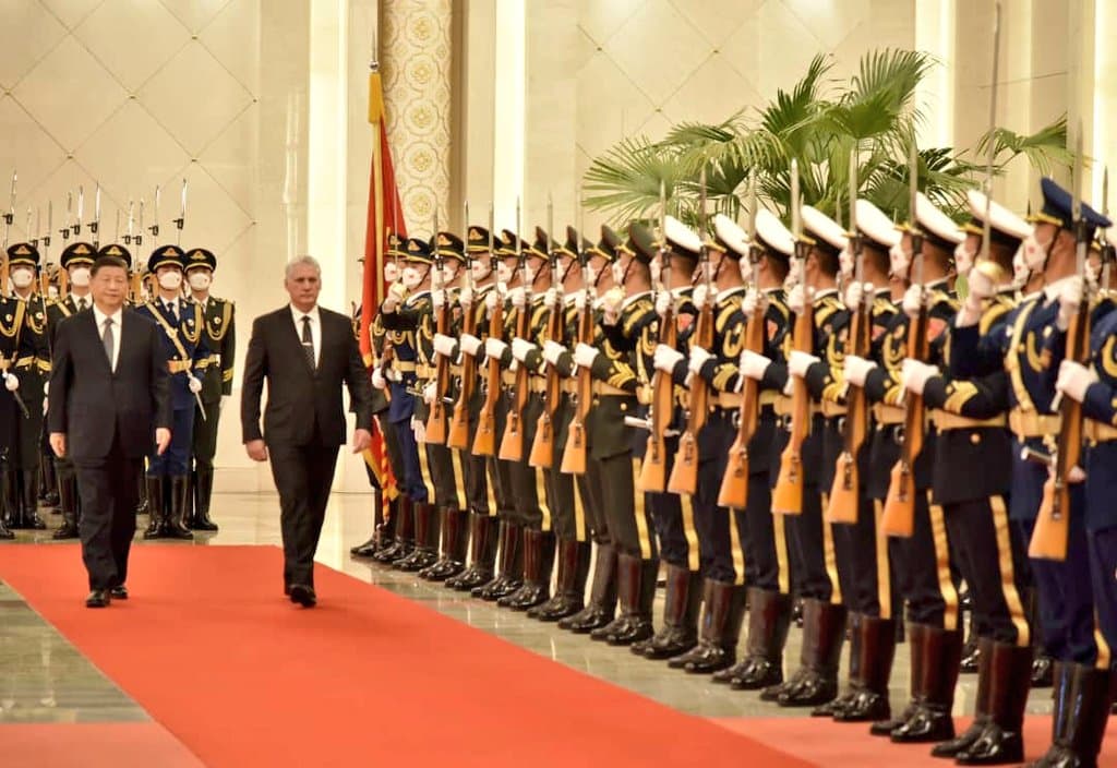 Miguel Díaz-Canel es recibido por el presidente chino Xi Jinping.