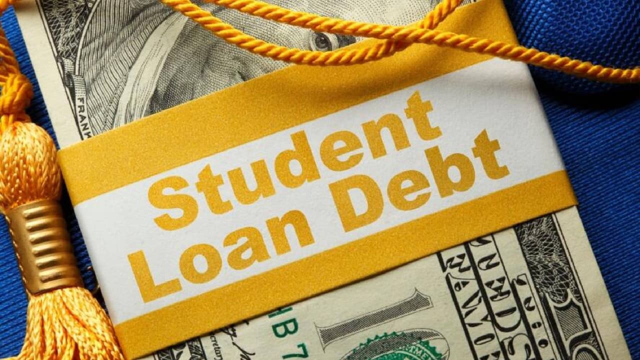 <h2 class="cms-H2-H2">¿Cómo aplicar a SAVE?</h2>
<br>Para aplicar sólo debes ingresar a la página de
<a href="https://studentaid.gov/idr/" target="_blank">Federal Student Aid</a> y llenar la solicitud, que toma alrededor de 10 minutos, con los siguientes datos:
<br>- Una identificación de FSA verificada (se obtiene al registrarse)
<br>- Información financiera
<br>- Información personal
<br>- Información del cónyuge, si corresponde.