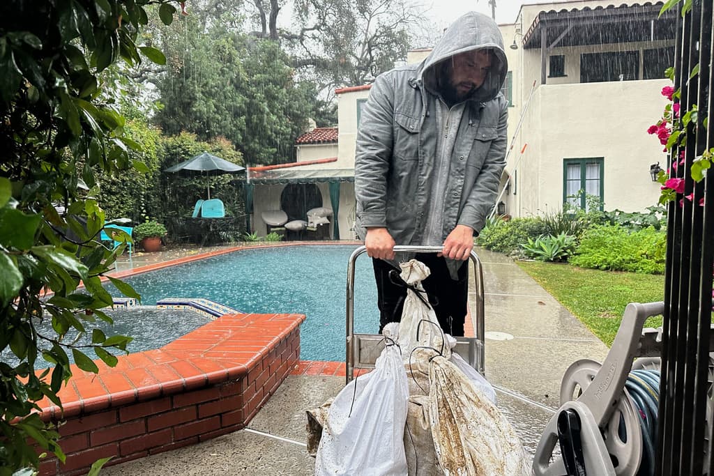 Mientras tanto, en
<b><a href="https://www.univision.com/local/los-angeles-kmex/catastrofe-escondida-los-deslaves-el-nuevo-peligro-para-las-victimas-de-los-incendios-en-los-angeles-video" target="_blank">Altadena, donde los incendios provocaron pérdidas multimillonarias a comienzos del año</a></b>, los vecinos tuvieron que buscar arena para protegerse de las inundaciones esta Navidad.