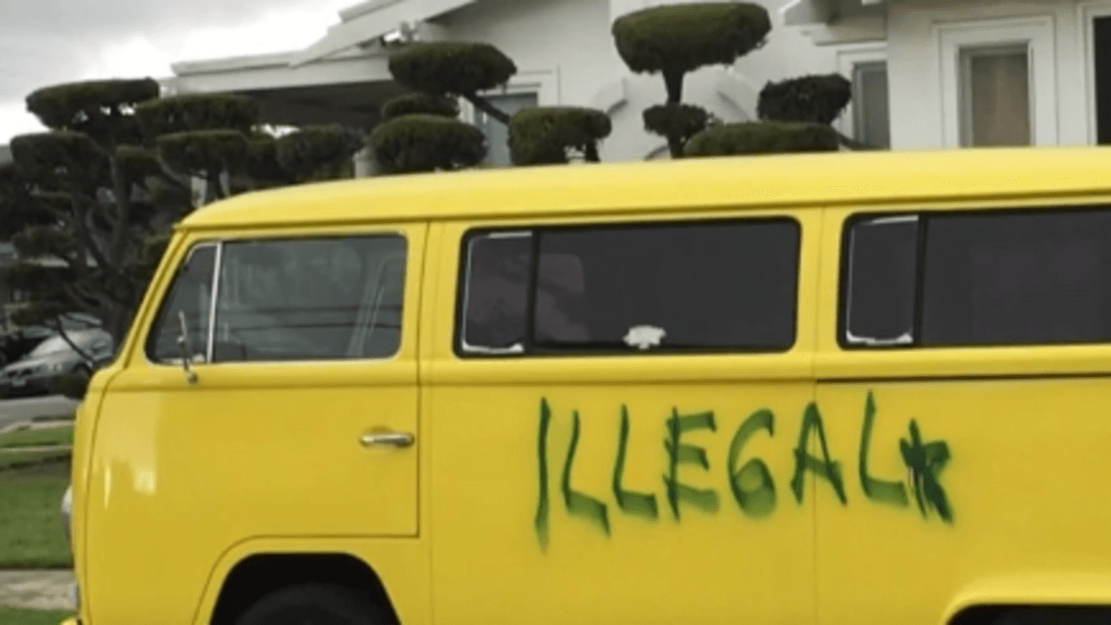 Joe Solis, un hombre de origen mexicano y judío nacido en Estados Unidos, se encontró la palabra "ilegal" pintadada con spray sobre su camioneta amarillo Volkswagen, según contó a
<a href="http://www.huffingtonpost.com/entry/us-born-latino-found-illegal-spray-painted-on-his-1971-volkswagen_us_58bd7eeee4b05cf0f401eeb8?section=us_latino-voices">KTLA5</a>. En primer lugar, pensó que era porque alguien quería hacerle notar que había estacionado ilegalmente. Más tarde, se dio cuenta de que se trataba de una agresión de carácter racial.