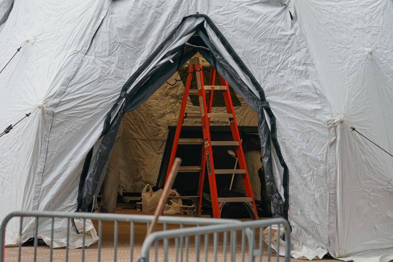 Aunque ya otros hospitales de la ciudad han estado presentando problemas de sobreadmisión, como el Hospital Elmhurst en Queens, donde en solo un día
<a href="https://www.univision.com/local/nueva-york-wxtv/es-apocaliptico-en-un-solo-dia-se-registran-13-muertes-por-coronavirus-en-hospital-de-queens">murieron 13 personas</a> y
<a href="https://www.univision.com/local/nueva-york-wxtv/reportan-largas-filas-fuera-del-hospital-elmhurst-en-queens-en-medio-de-la-crisis-por-coronavirus-video">largas filas se han registrado</a> en las afueras.