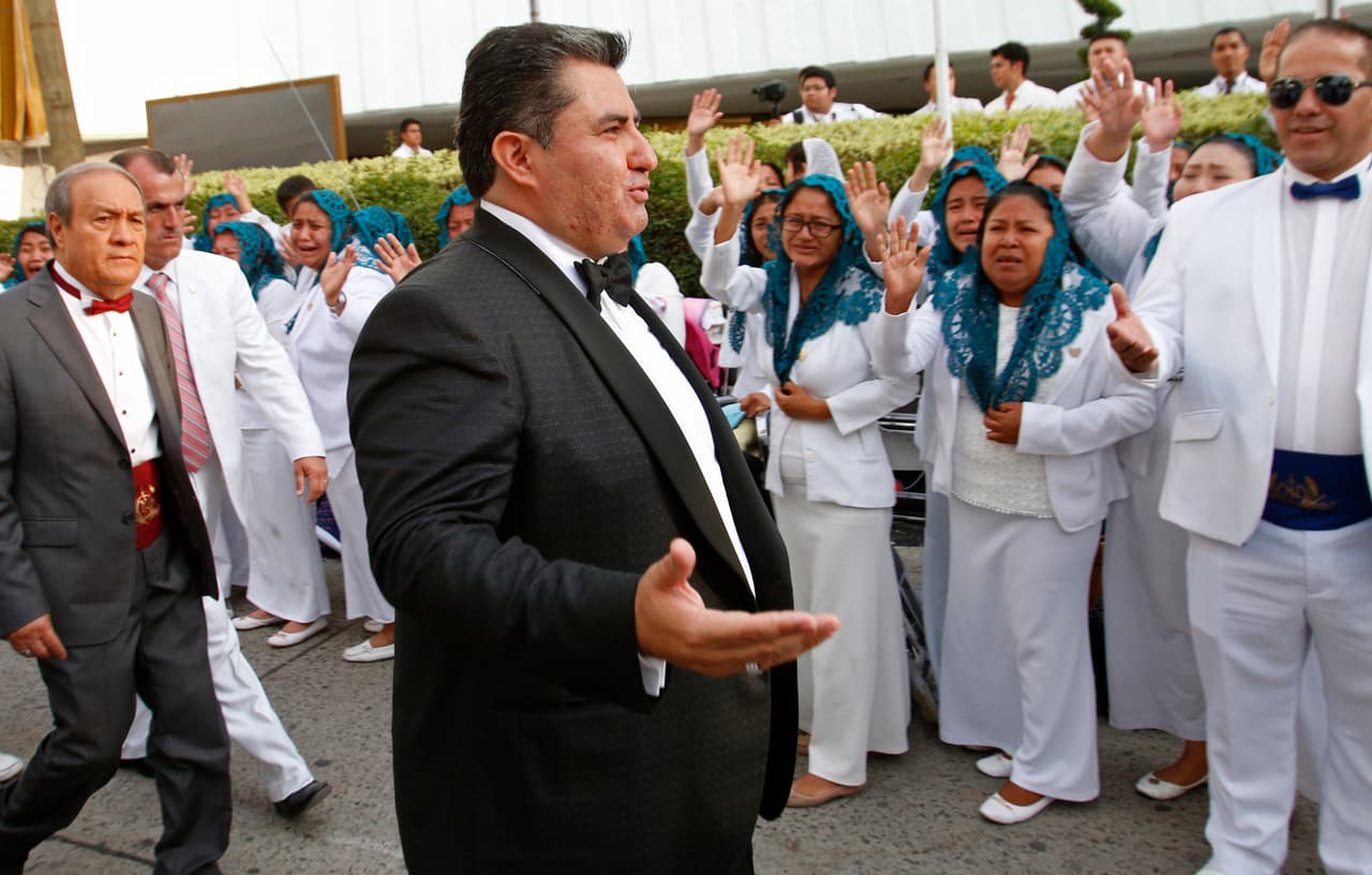 El pastor arrastra
<b><a href="https://www.univision.com/radio/raul-brindis/trata-de-personas-violacion-y-pornografia-infantil-el-escandalo-que-exploto-contra-lider-de-la-iglesia-de-la-luz-video" target="_blank">26 cargos</a></b> relacionados con la trata de personas, violación, pornografía infantil y abuso sexual.