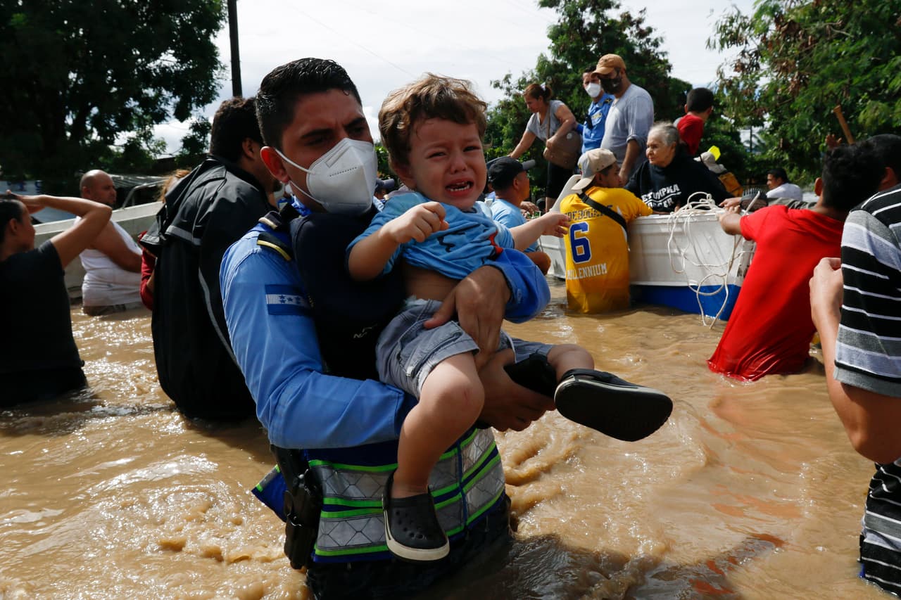 Decenas de habitantes del vecindario Satélite, también en San Pedro Sula, tuvieron que abandonar sus casas cerca de las cuatro de la mañana por el desbordamiento del río Chamelecón. Antes incluso de que el ojo de Eta llegase a Honduras, cientos de personas se vieron obligadas a abandonar sus casas por las inundaciones. La fotografía muestra uno de los rescates a residentes de Jerusalén.