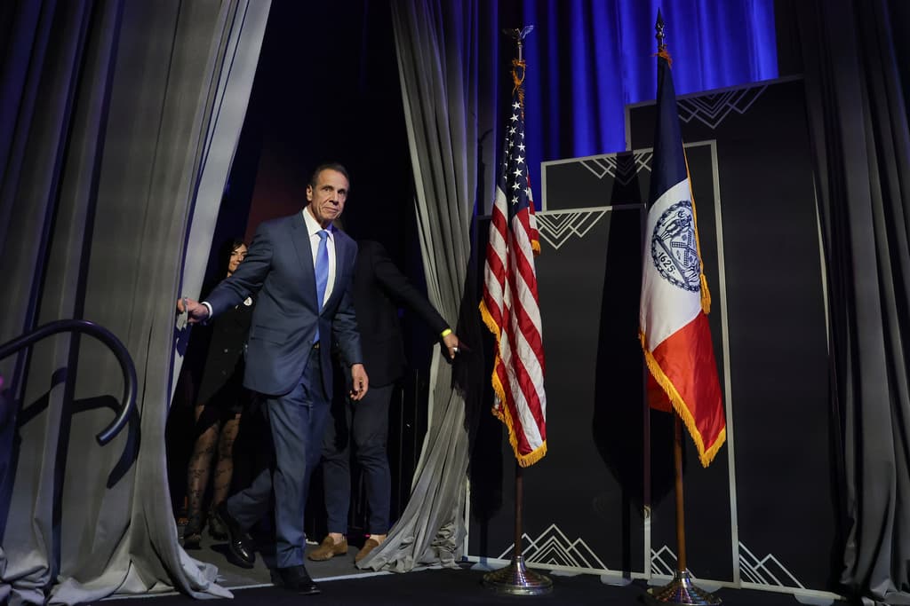 El exgobernador Andrew Cuomo, quien compitió como independiente y recibió el apoyo del presidente republicano Donald Trump,
<b>reconoció que la mayoría votó por Mamdani.</b> Cuando lo felicitó, sus seguidores comenzaron
<b>un abucheo</b> y tuvo que llamarles la atención, recordándoles que no son así.