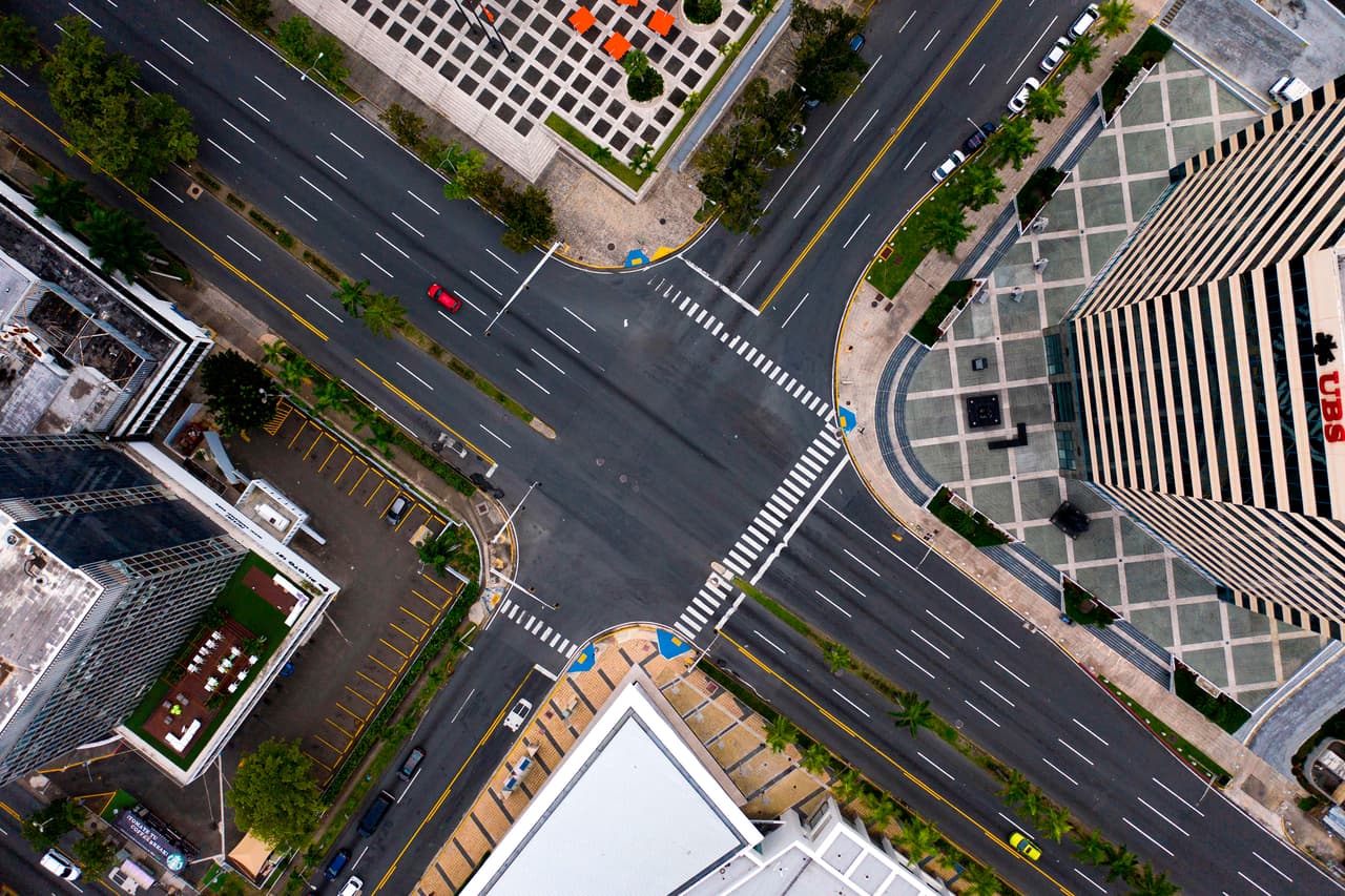 Una intersección en la zona financiera de San Juan, Puerto Rico. 25 de marzo.
<a href="https://www.univision.com/noticias/salud/desde-un-mercado-de-china-hasta-nuestras-calles-las-crudas-fotografias-que-muestran-la-cronologia-de-la-pandemia-fotos">Vea aquí la cronología en fotos de la pandemia </a>
