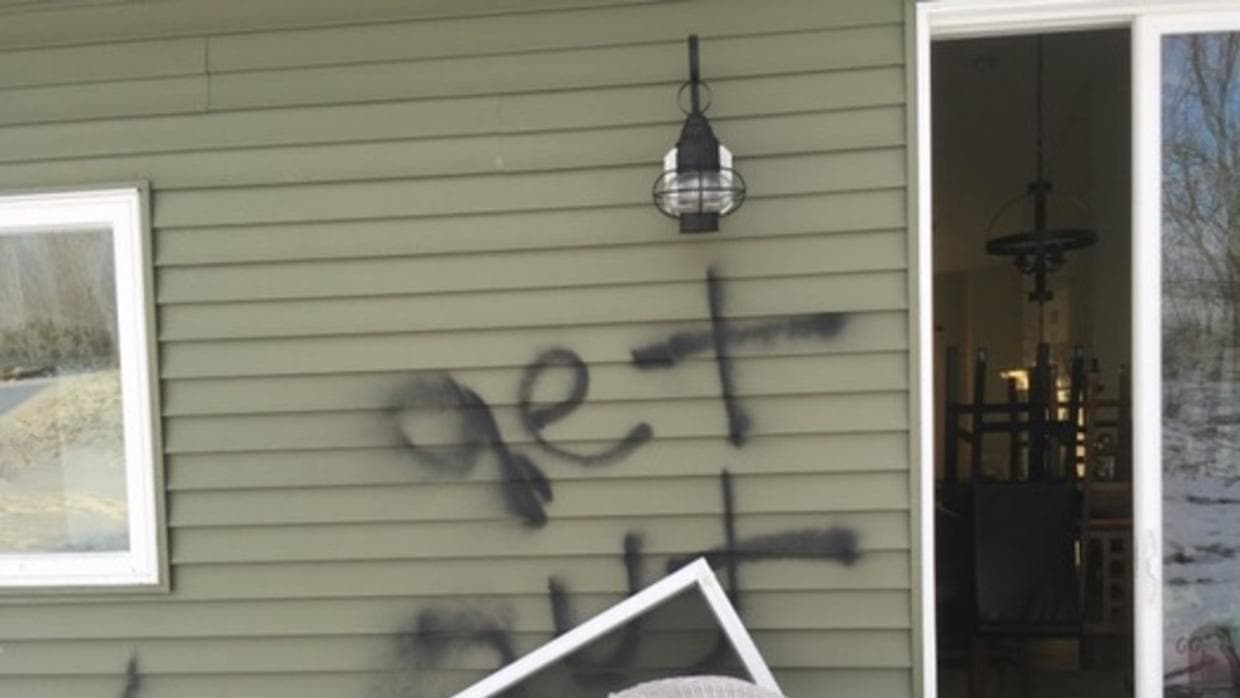 Una familia negra sufrió un incidente de racismo y robo, ambos en su nueva casa, en el bloque 200 de la calle 2nd SW. Al llegar a su hogar, se encontraron con un grafiti donde se leía: Get out - Lárguensen. Cuando entraron a la casa se dieron cuenta que varios juegos electrónicos habían sido robados. Luego de revisar la casa, la familia también encontró una nota en la que se leía
<b>"La próxima vez habrá fuego"</b>.