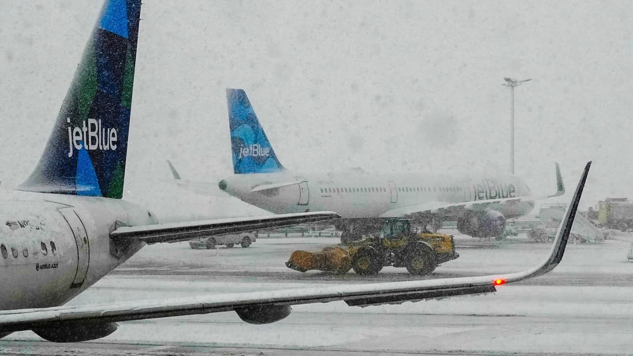 Más de 3,000 vuelos cancelados en Nueva York tras intensas nevadas