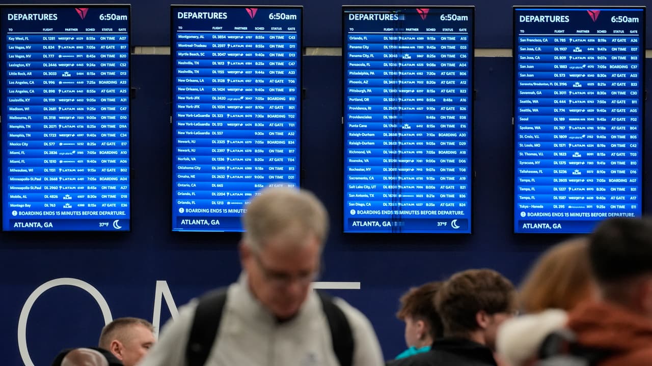 <h2 class="cms-H2-H2">4. <b>Qué hacer en el aeropuerto de Atlanta si tiene una escala de varias horas</b></h2>
<br>
<br>El aeropuerto cuenta con opciones de comida para todos los presupuestos. Aquí encontrarás tanto restaurantes de cadena como otros que son locales que te permitirá probar los sabores tradicionales sureños.
<br>
<br>Otra opción es ver las exposiciones que se colocan dentro del aeropuerto gracias a un programa de arte que tiene el aeropuerto. Si tienes suerte, te podría tocar un día en el que haya una banda de músicos en vivo en las instalaciones.
<br>