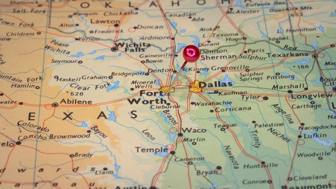 <h3 class="cms-H3-H3">¿Qué está pasando?</h3>
<br>El Congreso de Texas está revisando
<b>el mapa que define cómo se dividen los distritos electorales.</b> Eso significa que
<b>podrían cambiar las zonas que determinan qué personas representan a cada comunidad en <a href="https://www.house.gov/" target="_blank">la Cámara de Representantes de Estados Unidos</a></b>. Este proceso se conoce como “redistritación” y normalmente se hace cada 10 años, después del censo. Sin embargo, en 2025, las autoridades estatales han decidido
<b> proponer un nuevo mapa antes de lo previsto.</b>