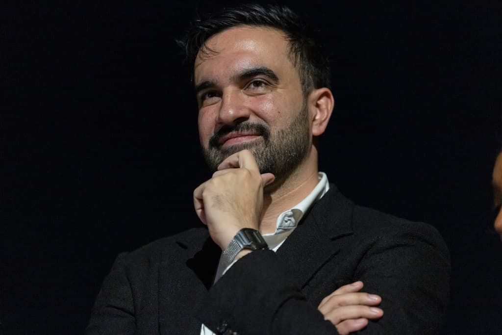 Para cumplir sus promesas, la plataforma fiscal de Zohran Mamdani propone
<b>aumentar hasta 11.5% el impuesto a las grandes empresas y un impuesto extra de 2% para quienes ganan más de $1 millón al año.</b>