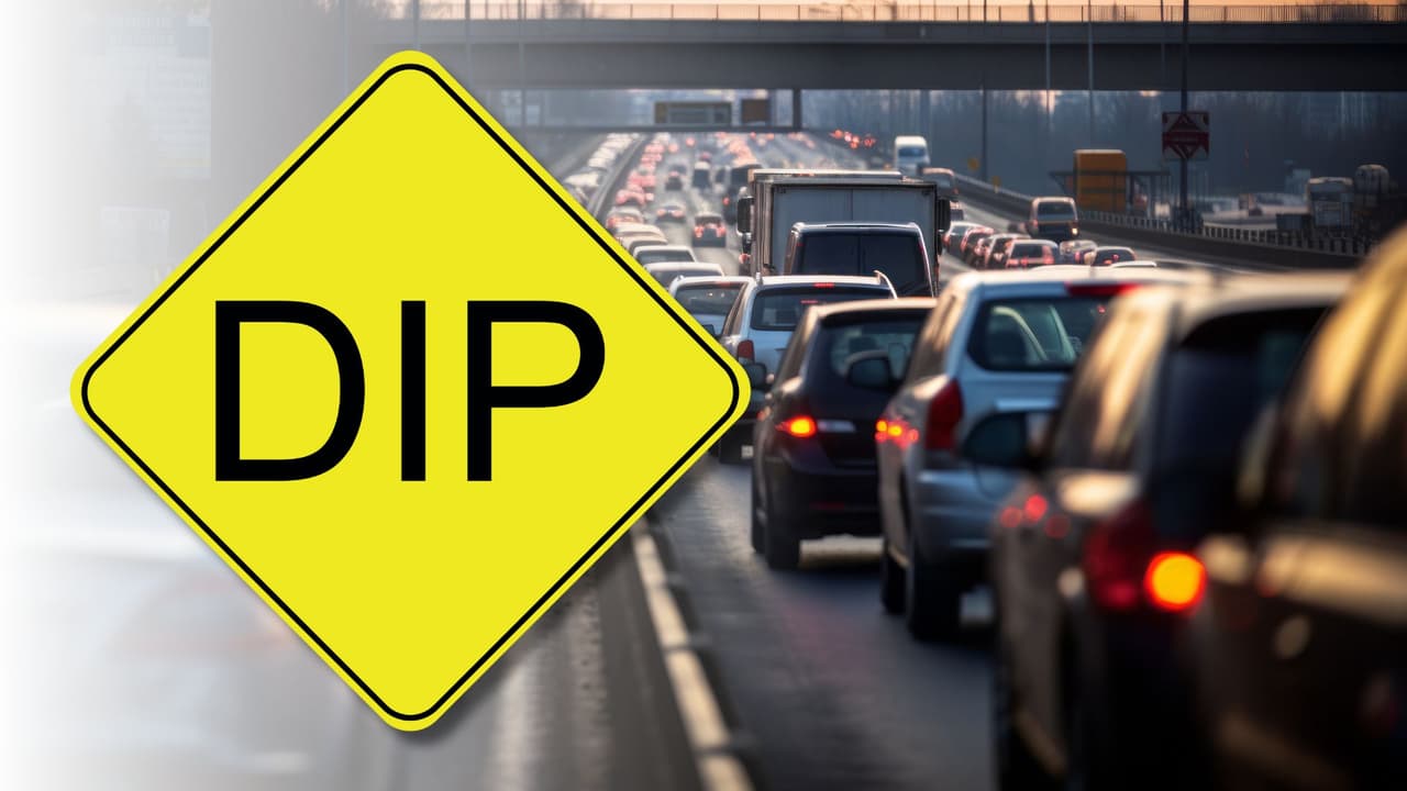 <h3 class="cms-H3-H3">La señal amarilla DIP aparece donde la carretera engaña</h3> A simple vista todo parece normal, pero
<b>unos metros más adelante el pavimento se hunde de golpe. </b>
<br>Si el conductor entra rápido, el golpe
<b> se siente en el volante, en la suspensión y, a veces, en el susto.</b>
<br>👉🏻 Por eso la advertencia es clara:
<b>reduzca la velocidad. </b>
<br>No se trata de una pendiente larga ni de una curva, es un hundimiento corto y repentino
<b>que puede afectar el control del vehículo.</b>