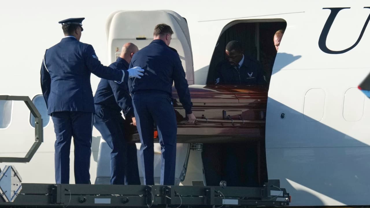 De regreso a Phoenix: El cuerpo de Charlie Kirk llegó en el Air Force Two
