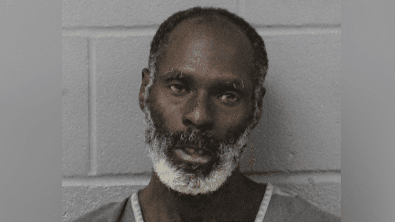 Él es Johnny Lee Wright, de quien se reveló una foto de registro.