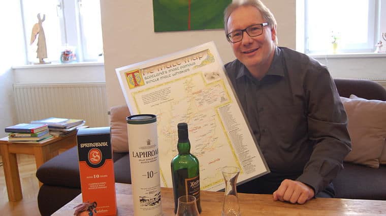 El religioso de 53 años tiene una debilidad especial para el whiskey y tuvo la epifanía de organizar ejercicios espirituales de
<b><a href="https://www.univision.com/musica/el-bueno-la-mala-y-el-feo/pastor-convence-a-los-hombres-de-escuchar-el-mensaje-de-dios-con-unos-tragos-de-whiskey-video" target="_blank">whiskey</a></b>.