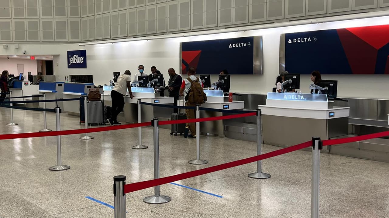 "Esos tres documentos son muy importantes, no solo a la hora de salir sino al volver a entrar", dijo Quirós.