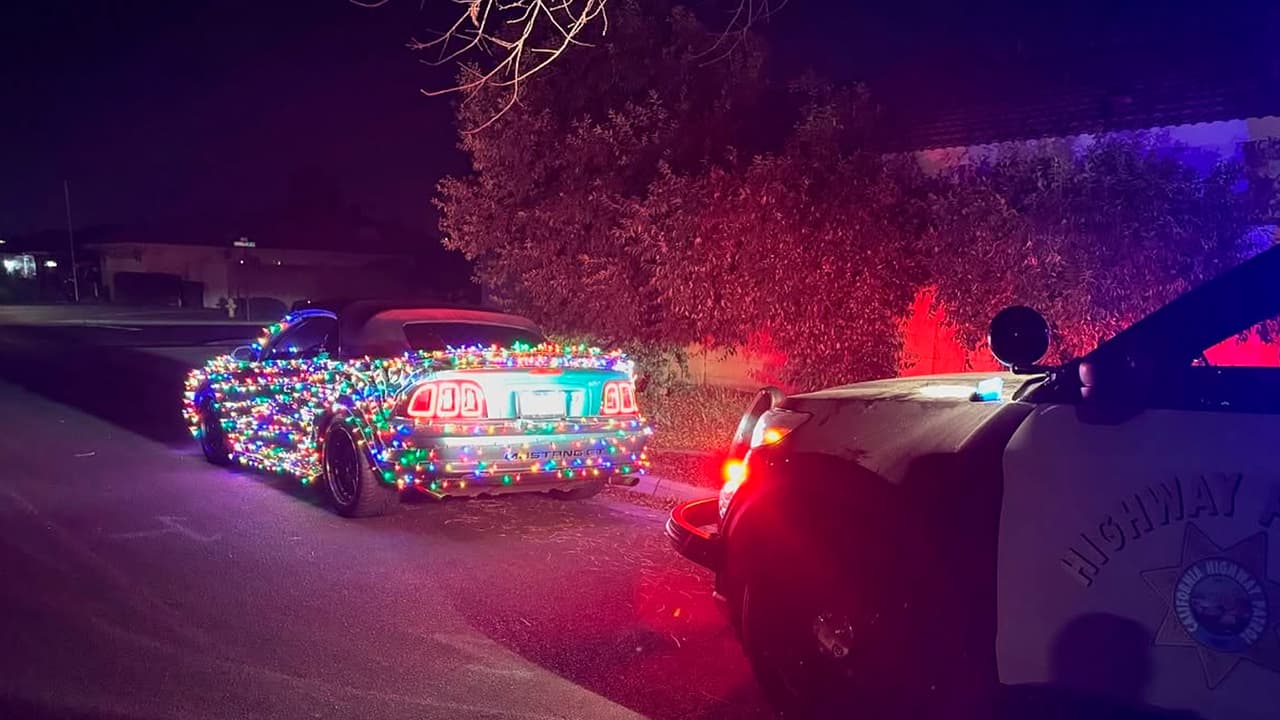 ¿Es legal conducir en California con luces navideñas en el vehículo? Lo que dice la ley