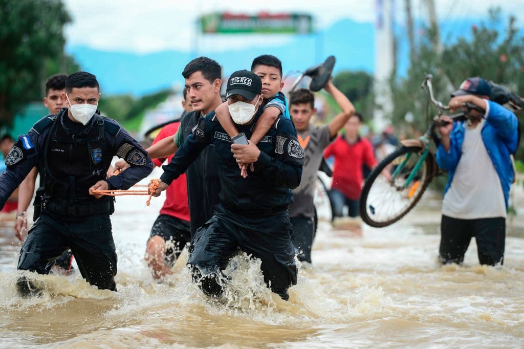 El valle de Sula, en Honduras, una zona importante de producción agrícola, se encuentra inundado al desbordarse los ríos cercanos. En esta zona las calles estaban cubiertas de agua y algunas personas tuvieron que treparse en los techos hasta ser rescatadas.