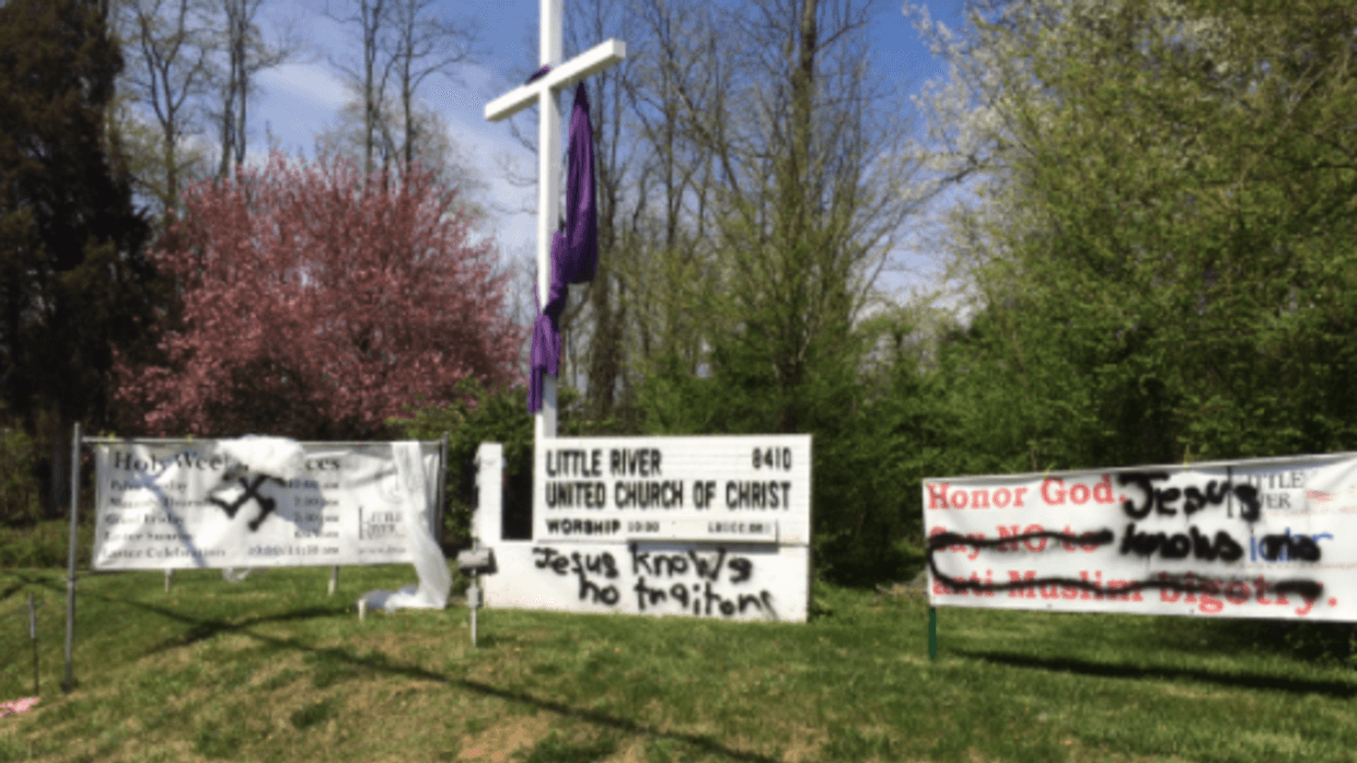 La policía continúa investigando un graffiti antisemita hallado en un centro comunitario judío y en una iglesia, en el condado de Fairfax. Se encontraron esvásticas y lenguaje despectivo, según confirmaron las autoridades.
<br>