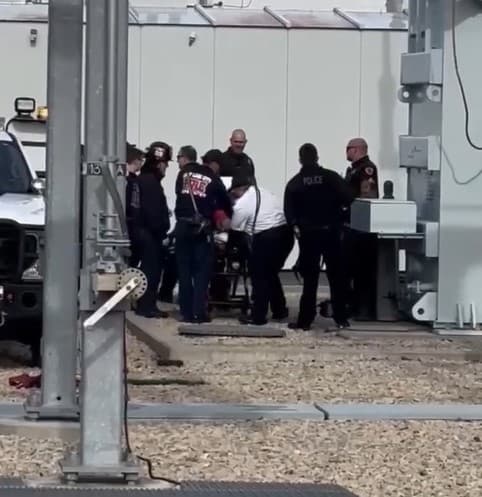 Fue entonces cuando la mujer pudo ser
<b>bajada del transformador en una canastilla</b>.