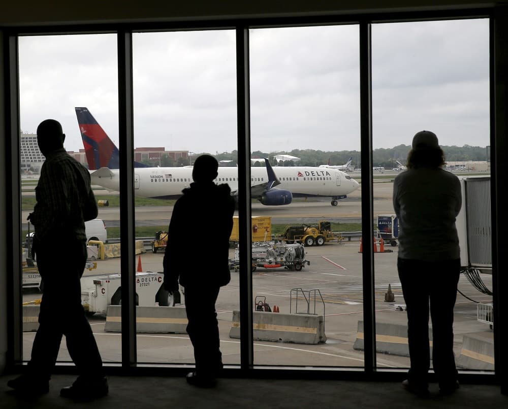 Modo avión desactivado: Por no colgar el teléfono, mujer retrasa vuelo de Delta Air Lines y termina arrestada en Miami