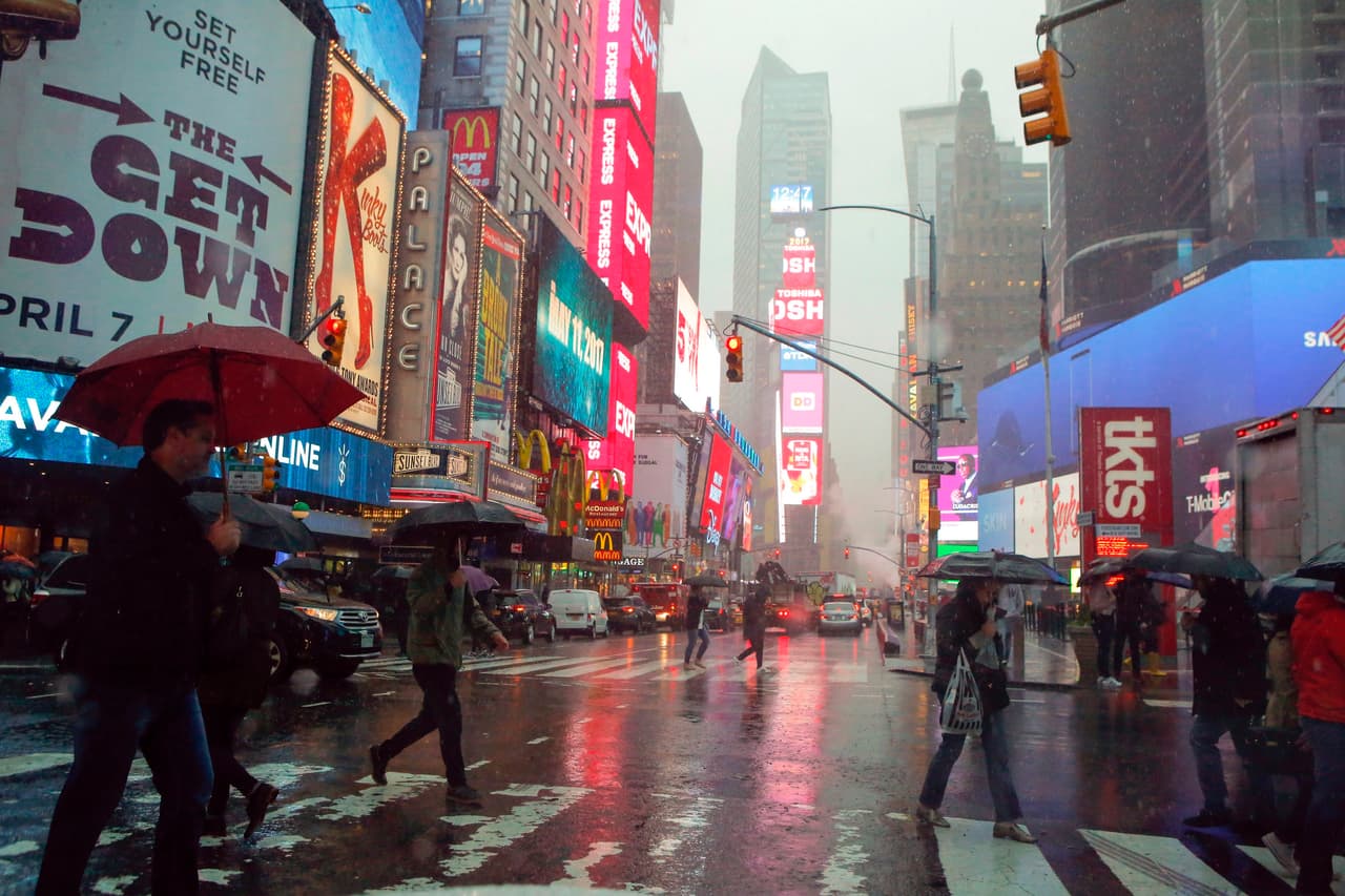 <b>New York City, Nueva York</b> – El panel sobre el cambio climático en Nueva York recogió datos que establecen que el aumento en el nivel del mar alrededor de la ciudad será de 4 a 8 pulgadas para el 2020. El huracán Sandy fue un evento de advertencia de lo que podría ocurrir a la ciudad en los próximos 100 años. El los próximos 10 años el mar podría aumentar entre 4 a 8 pulgadas. Un aumento de cinco pies podría sumergir el aeropuerto La Guardia, al igual que islas de barrera y parte de Manhattan. Los hogares y los negocios costeros están amenazados por el retroceso en las costas y la aceleración de la erosión.
<br>Según el informe
<a href="https://www.climatecommunication.org/wp-content/uploads/2013/04/climate_impacts.pdf"> El Impacto del Cambio Climático en EEUU</a> publicado por la Universidad de Cambridge. Sólo el estado de Nueva York tiene más de $2,300 millones en propiedades costeras aseguradas, pero ante el aumento del riesgo desde el 2009 "algunas grandes aseguradoras se han comenzado a retirar de la ciudad".