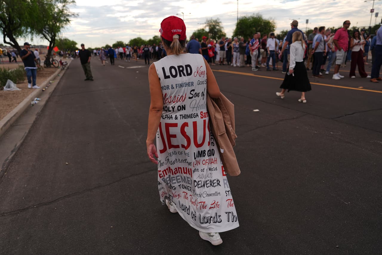 Un hombre que llamó la atención mostró un atuendo con
<b>mensajes cristianos</b>.