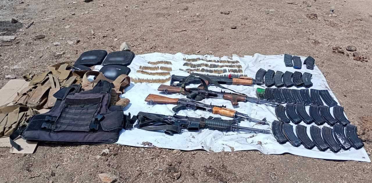 A los detenidos les fueron confiscados
<b>cuatro rifles, municiones y equipo táctico</b>.